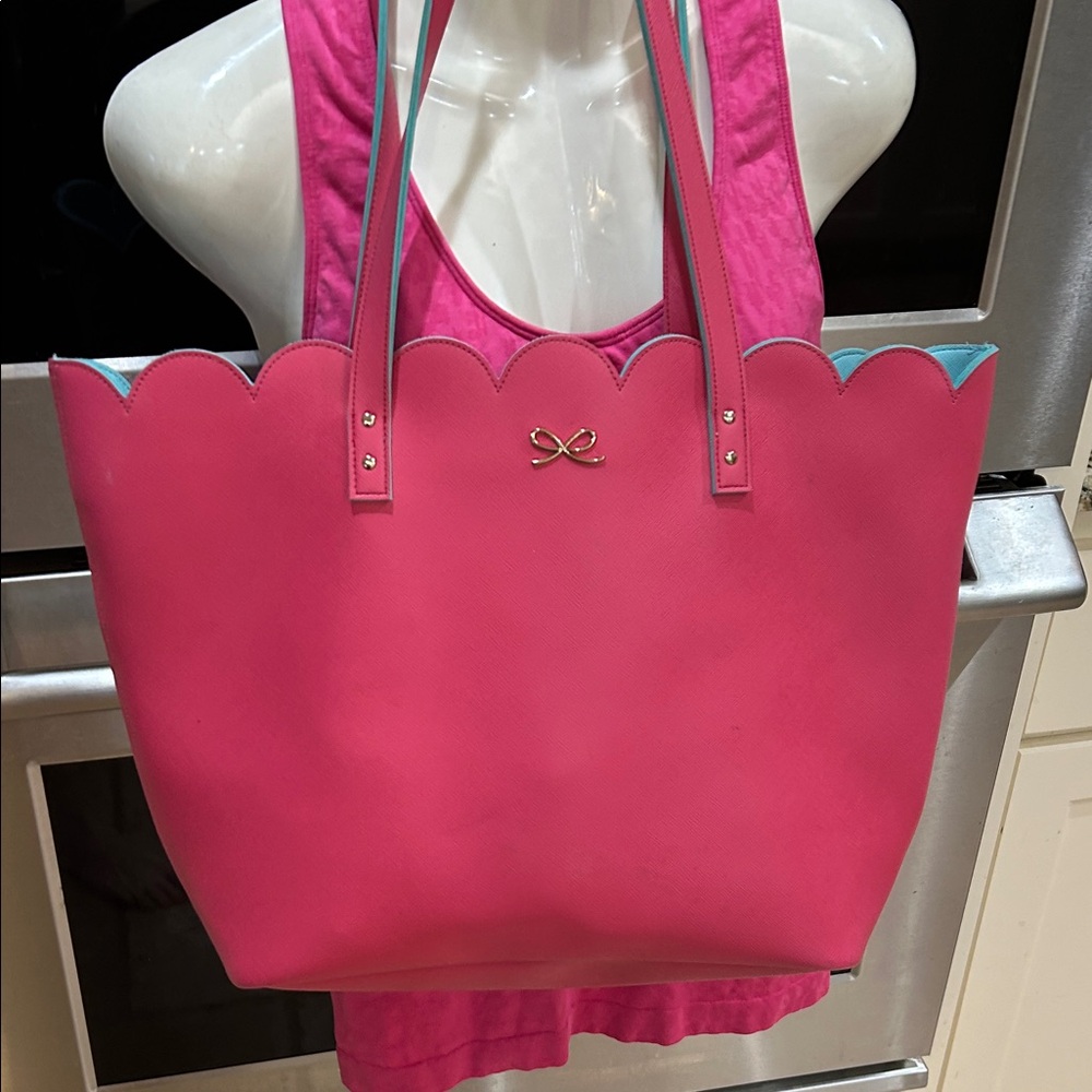Pink Bath & Bodywork’s Tote Bag with Scalloped Edges